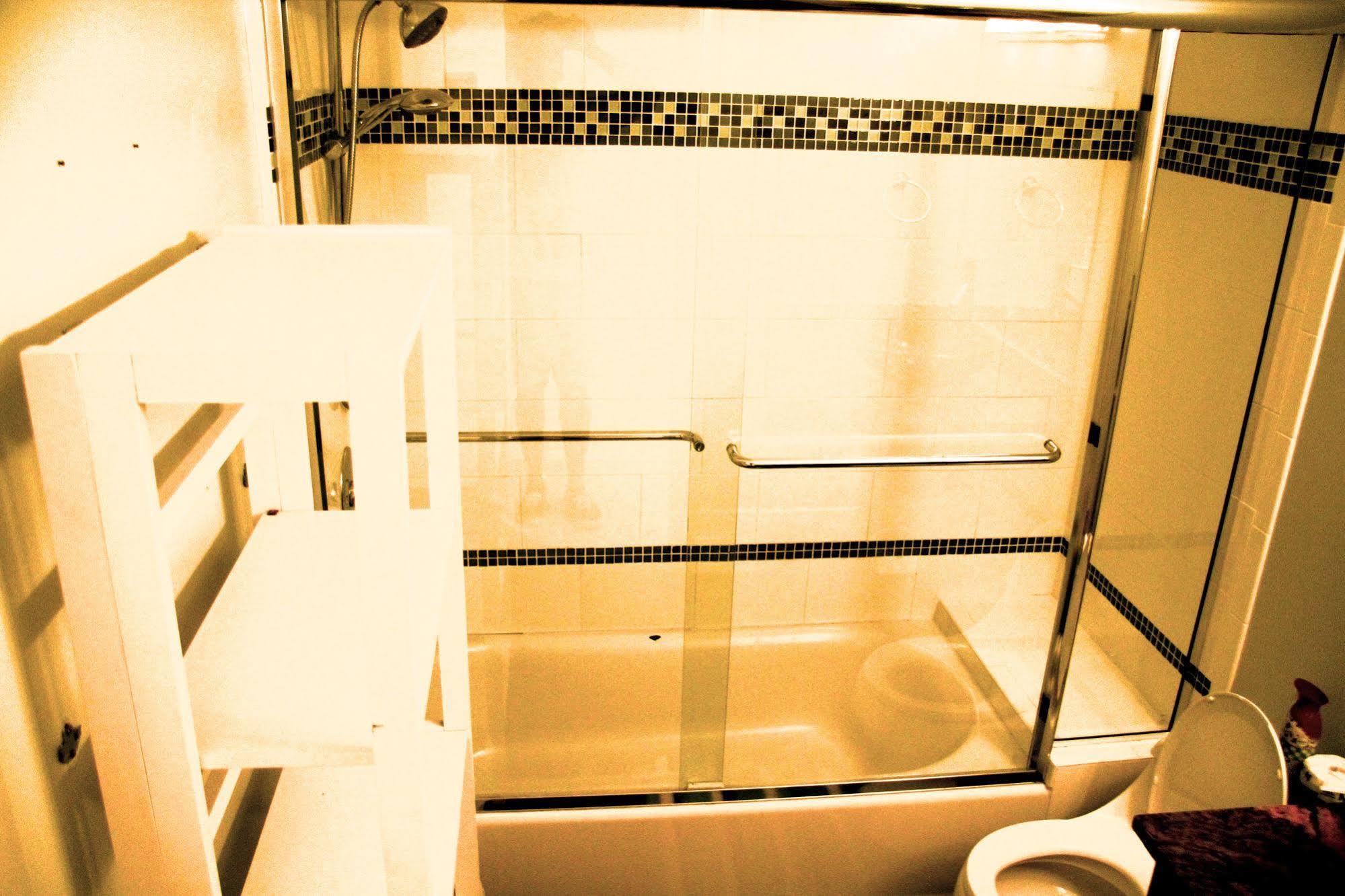 Duo Housing (Adults Only) Hostel Вашингтон Екстериор снимка